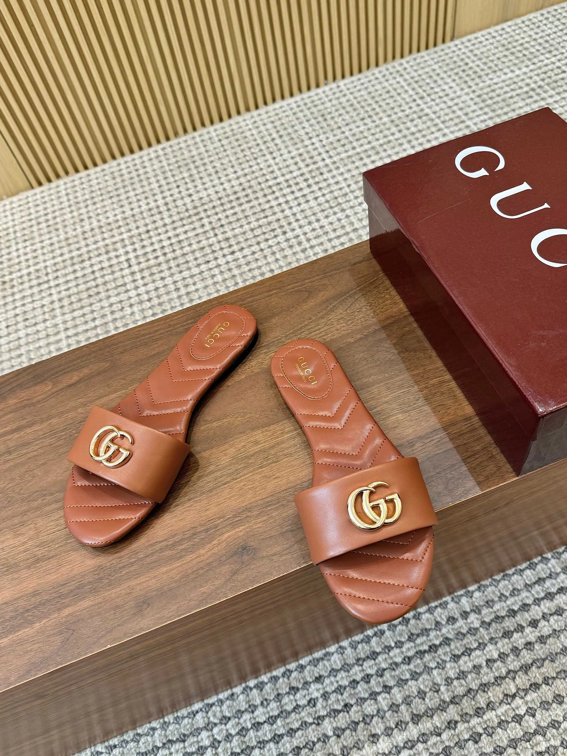 👟👟Ex-factory price 440👟👟 💯💯💯Gucci 2025 spring and summer latest popular slip-on sandals series... [Round toe] Latest double G buckle. Embroidery style Original quality 🍃Original European style, 💥perfect on the feet💃💃When worn with this shoe, it is elegant and crystal clear. No matter the materials of the accessories, they are all customized one by one. You must go to get the original version. The whole series is full of exciting and innovative elements. The texture of different materials, the texture of the materials, and the expression of the materials have a strong artistic atmosphere... ❶ Upper: imported cowhide ❷ Inner lining: customized imported sheepskin ❸ Foot pads: customized imported sheepskin ❹ Outsole: imported Italian genuine leather outsole ❺ Heel height: 1.5CM ❻ Packaging: Original full set of packaging ❼ Code number: 35-43 (41.42.43 customized is not returnable)